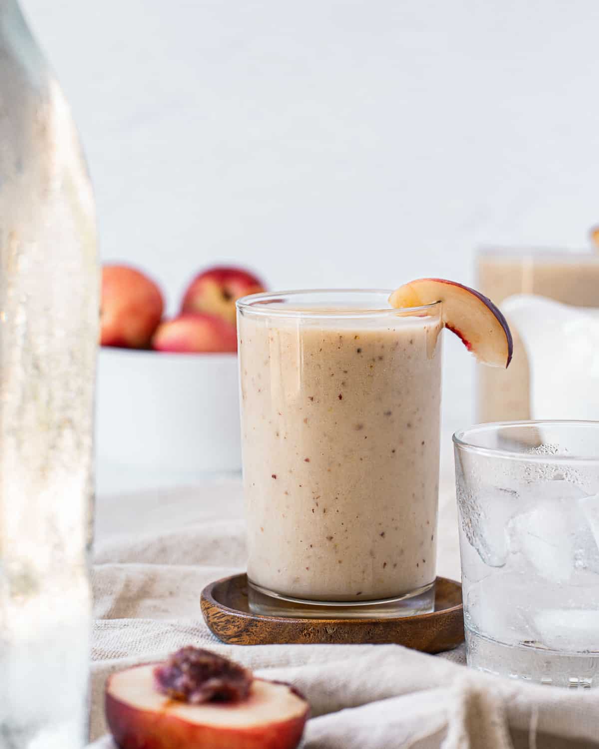 Batido de nectarina decorado con una rodaja de nectarina.