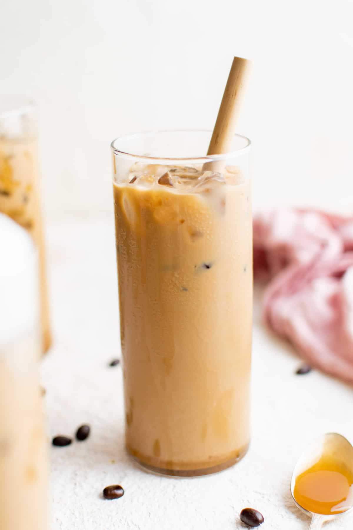 Café helado con caramelo en un vaso alto y claro.