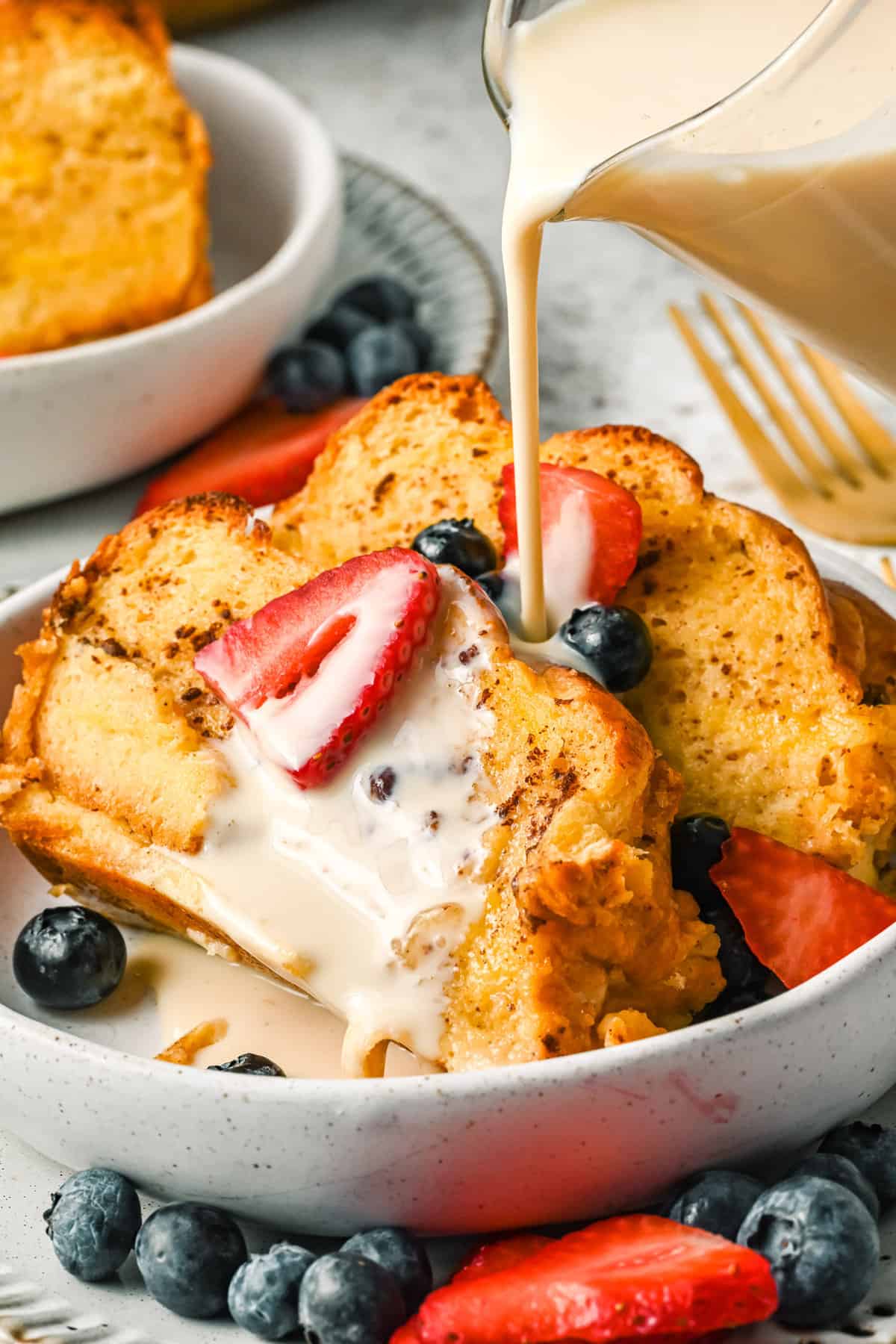 Cazuela de panqueque de tres leches adornada con frutas.