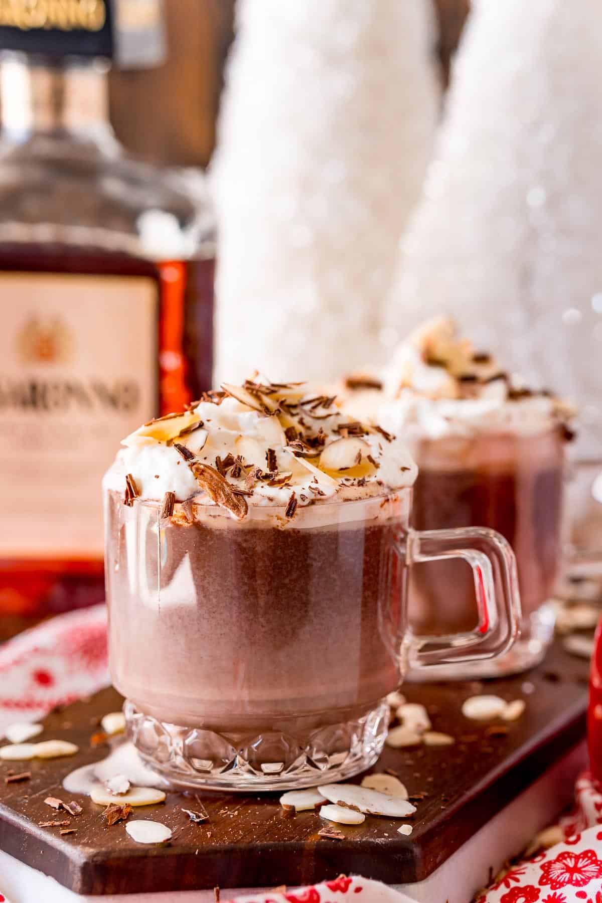 Dos tazas de chocolate caliente con Amaretto.