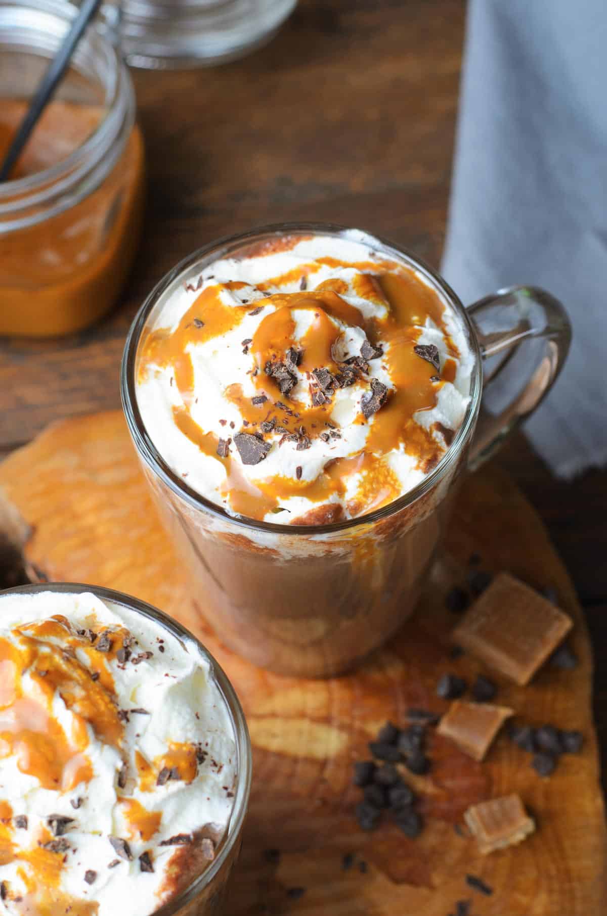 Chocolate Caliente de Caramelo Salado – ¡mejor que en las cafeterías!