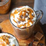 Chocolate Caliente de Caramelo Salado – ¡mejor que en las cafeterías!