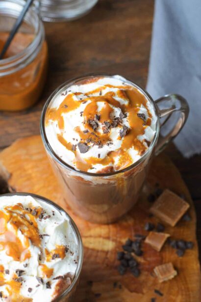 Chocolate Caliente de Caramelo Salado – ¡mejor que en las cafeterías!