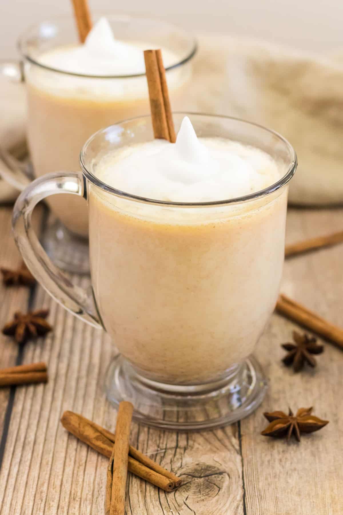 Dos tazas de vidrio transparente con chocolate caliente de especias de calabaza.