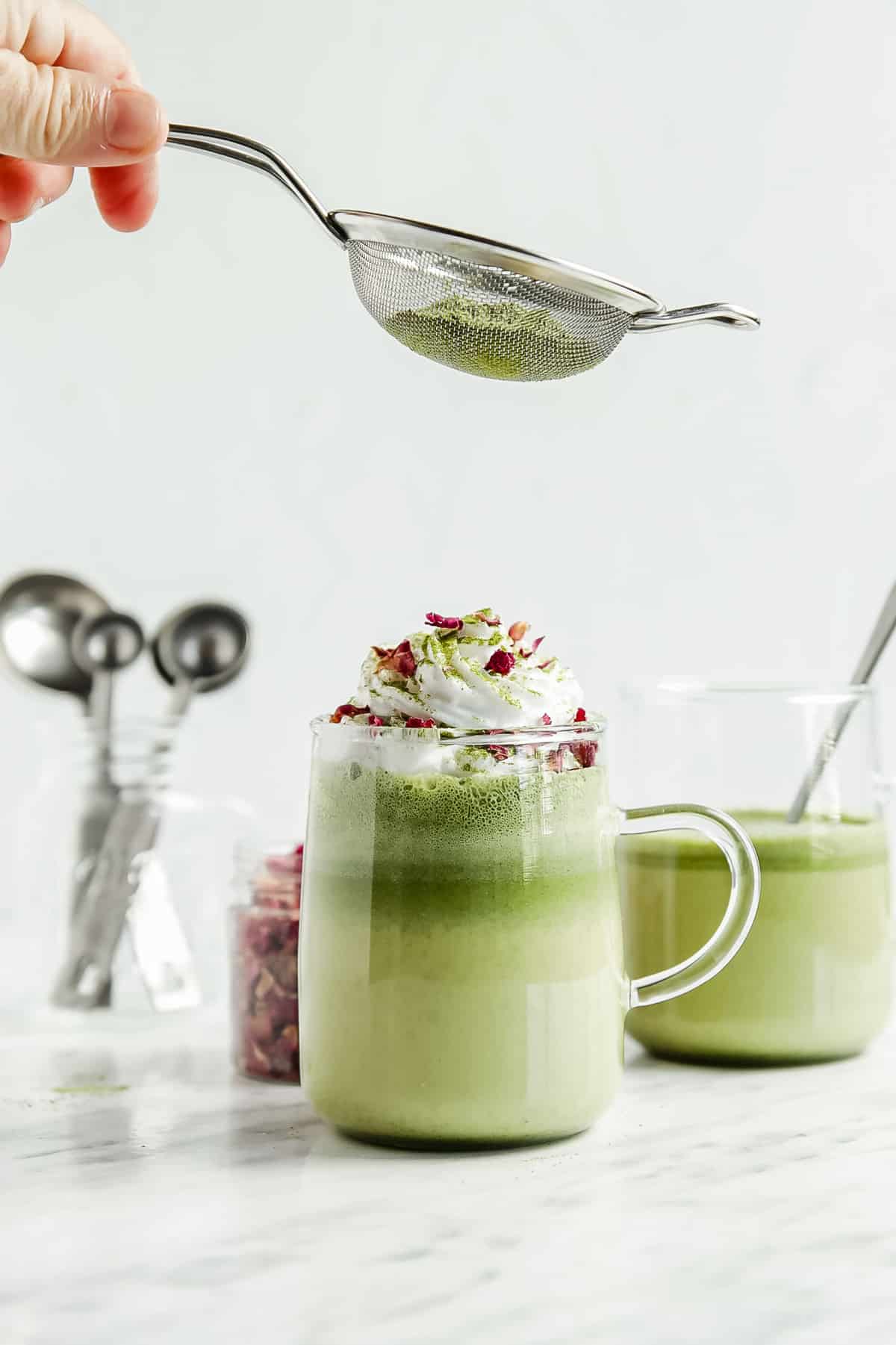 Chocolate caliente de matcha cubierto con crema batida.