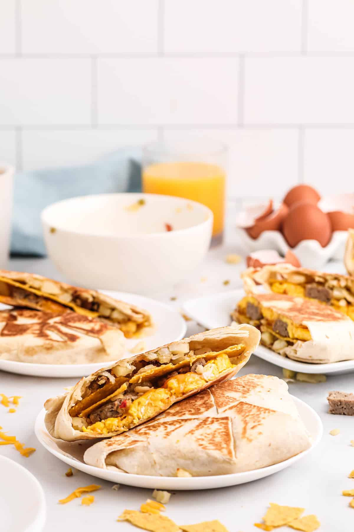 Tortilla rellena de huevos, salchicha, papas hash y más, tostada hasta dorarse.