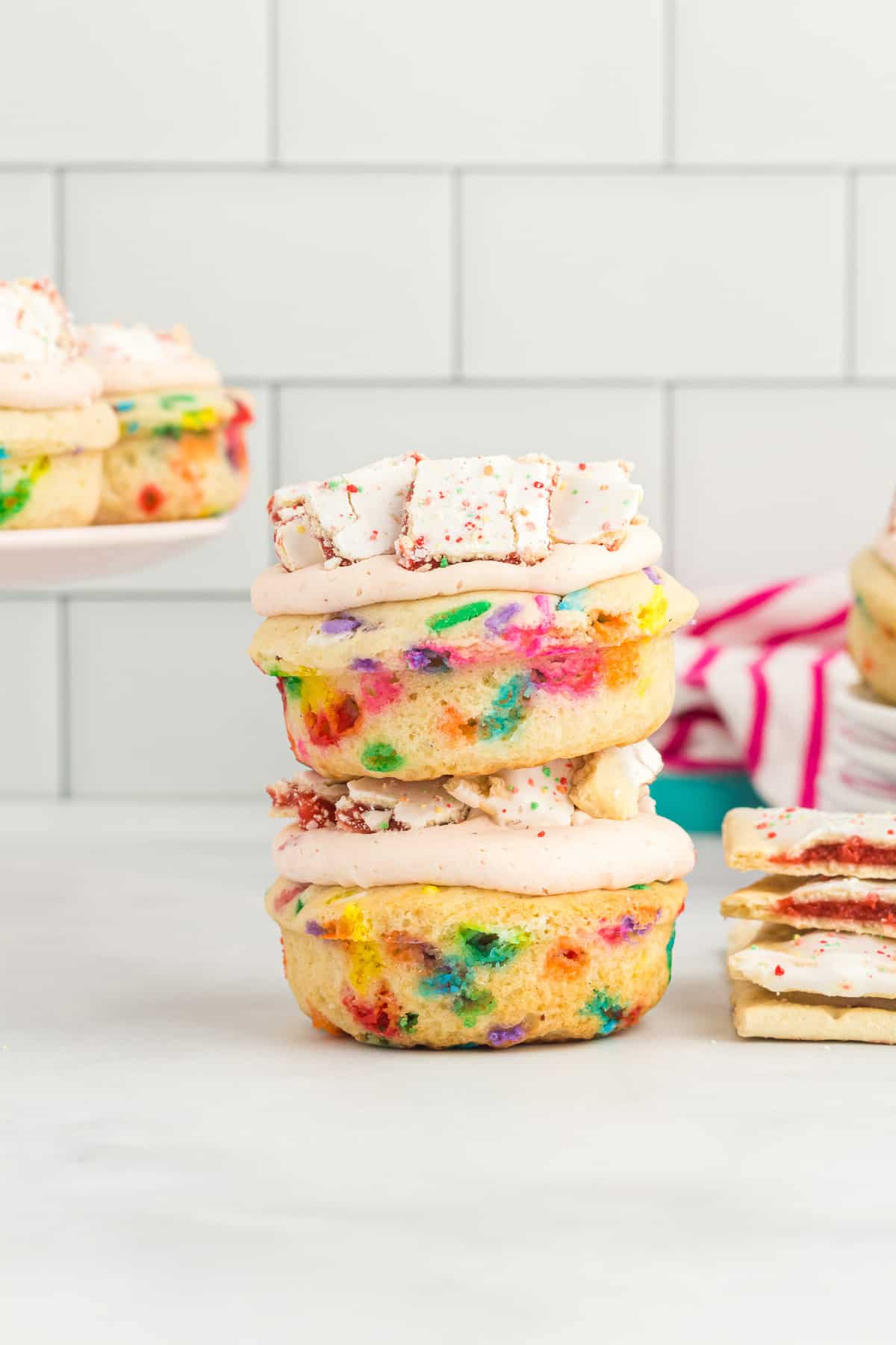 Dos donuts de pop tart con glaseado de fresa.