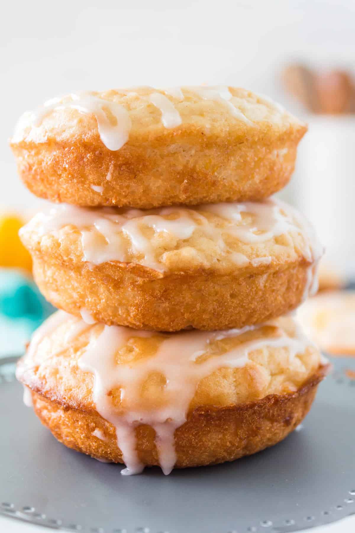 Montón de tres donuts con glaseado.