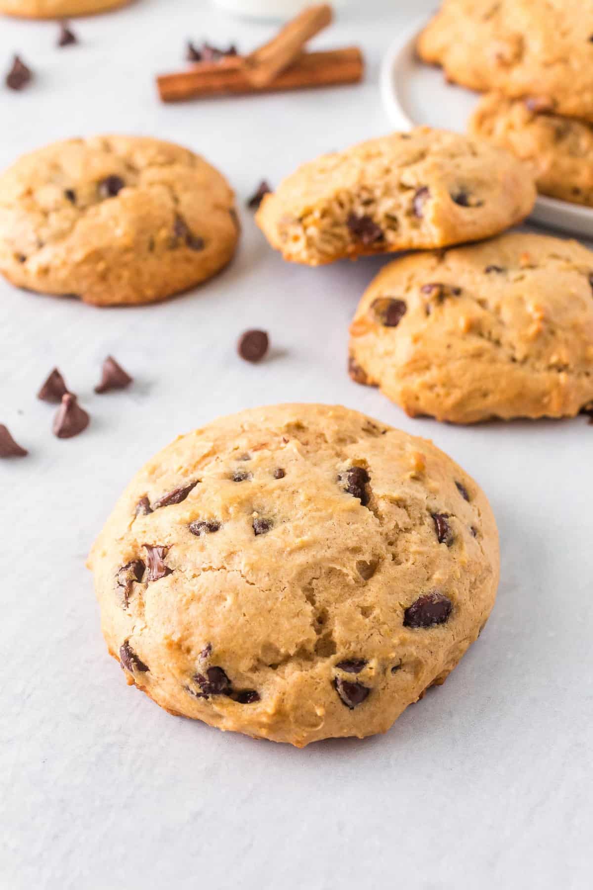 Galleta de chocolate gruesa y esponjosa.