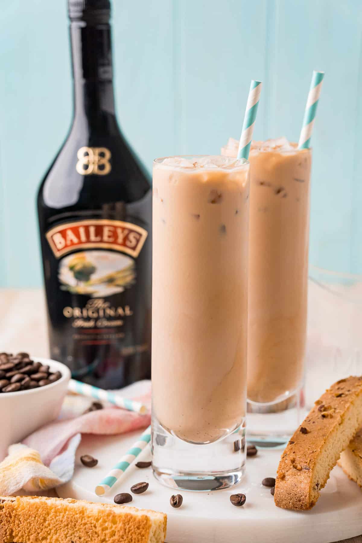 Dos lattes helados de crema irlandesa en vasos altos.