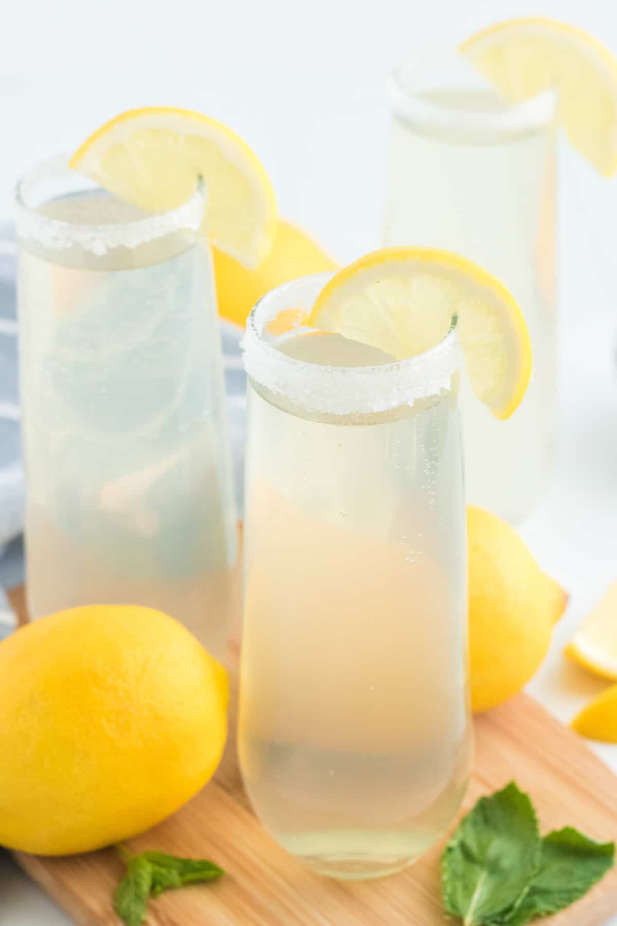 Mimosa de limonada con borde de azúcar y una rodaja de limón.