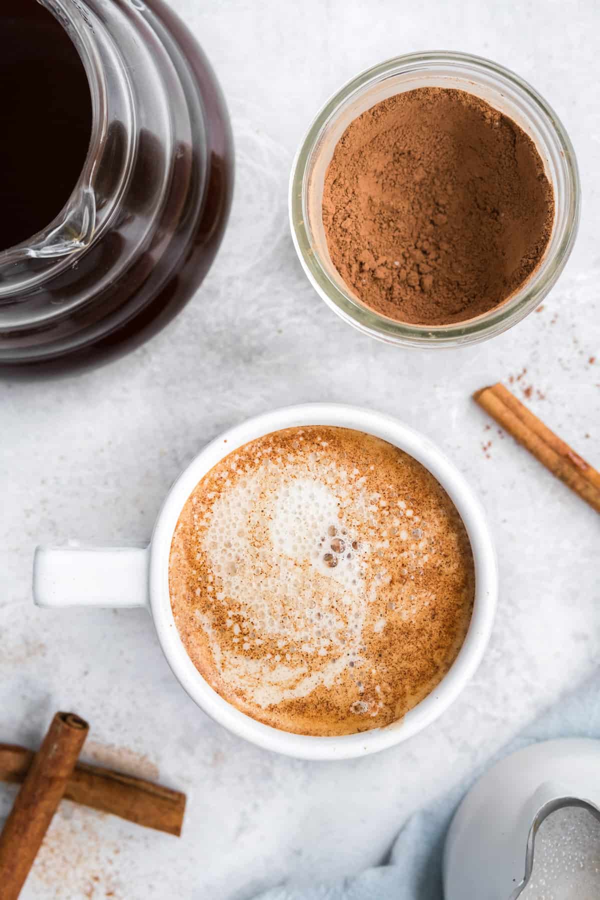 Vista superior de un mocha mexicano en una taza blanca.