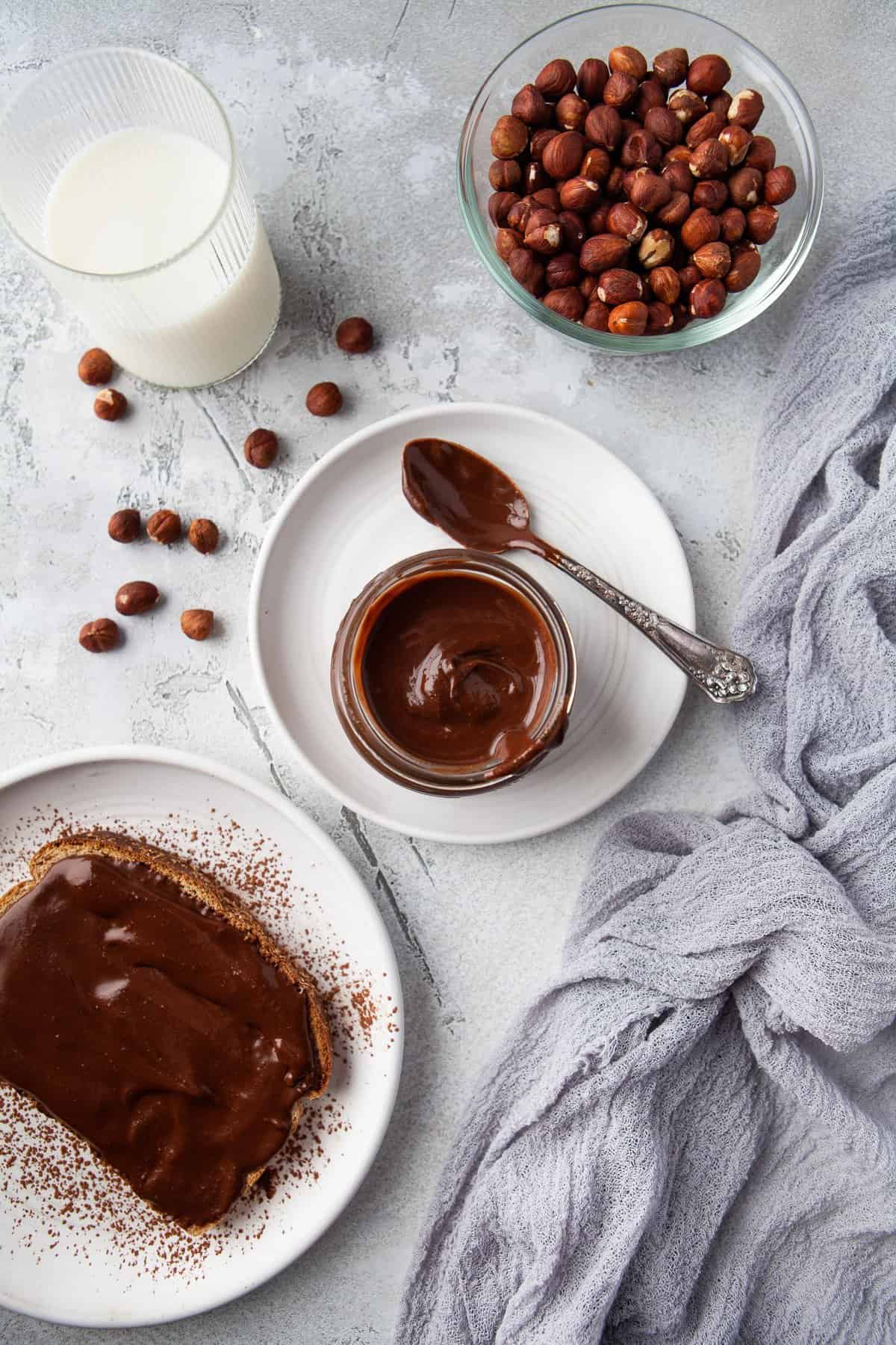 Nutella en un tarro y sobre una tostada.