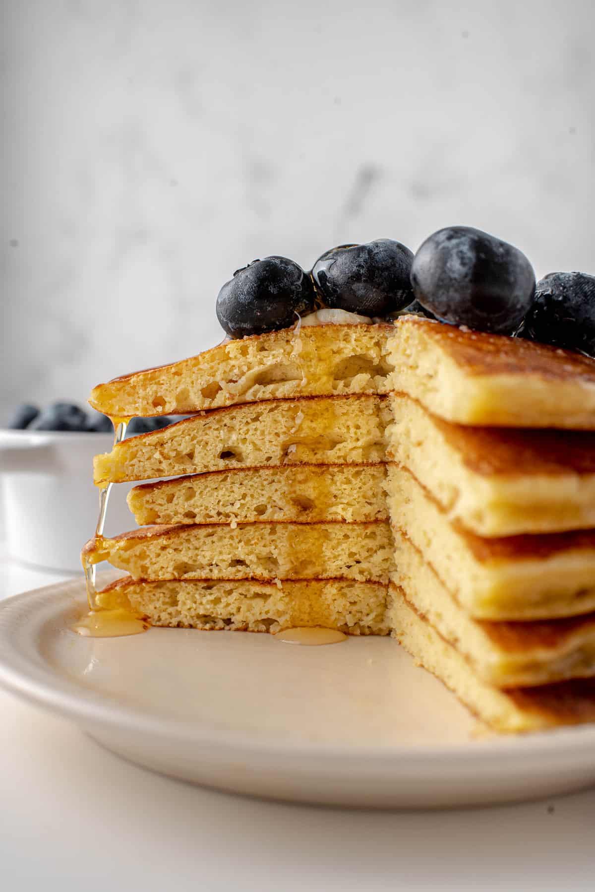 Montón de panqueques bajos en carbohidratos cortado para mostrar textura.