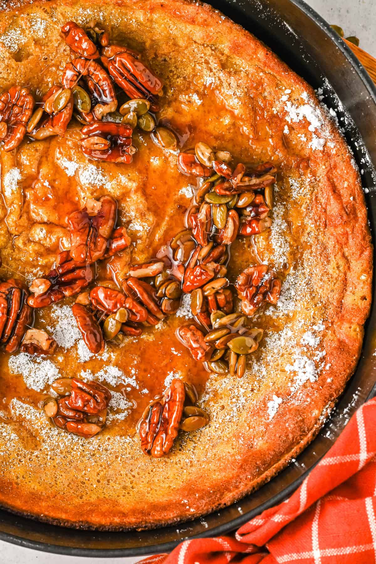 Panqueque de calabaza con nueces y azúcar glas.