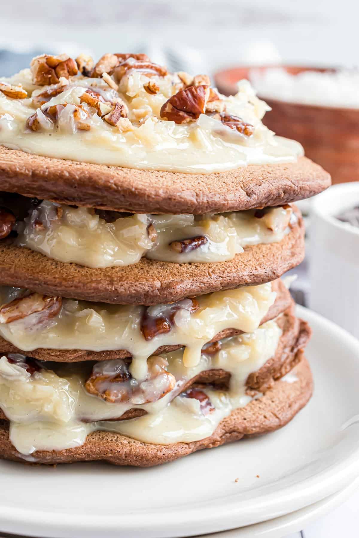 Montón de panqueques de chocolate alemán apilados con relleno entre cada capa.