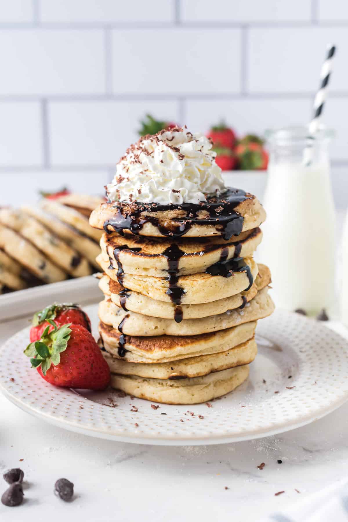 Un gran montón de panqueques con chispas de chocolate.