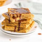 Panqueques de Calabaza en Bandeja con Rociado de Mantequilla de Canela