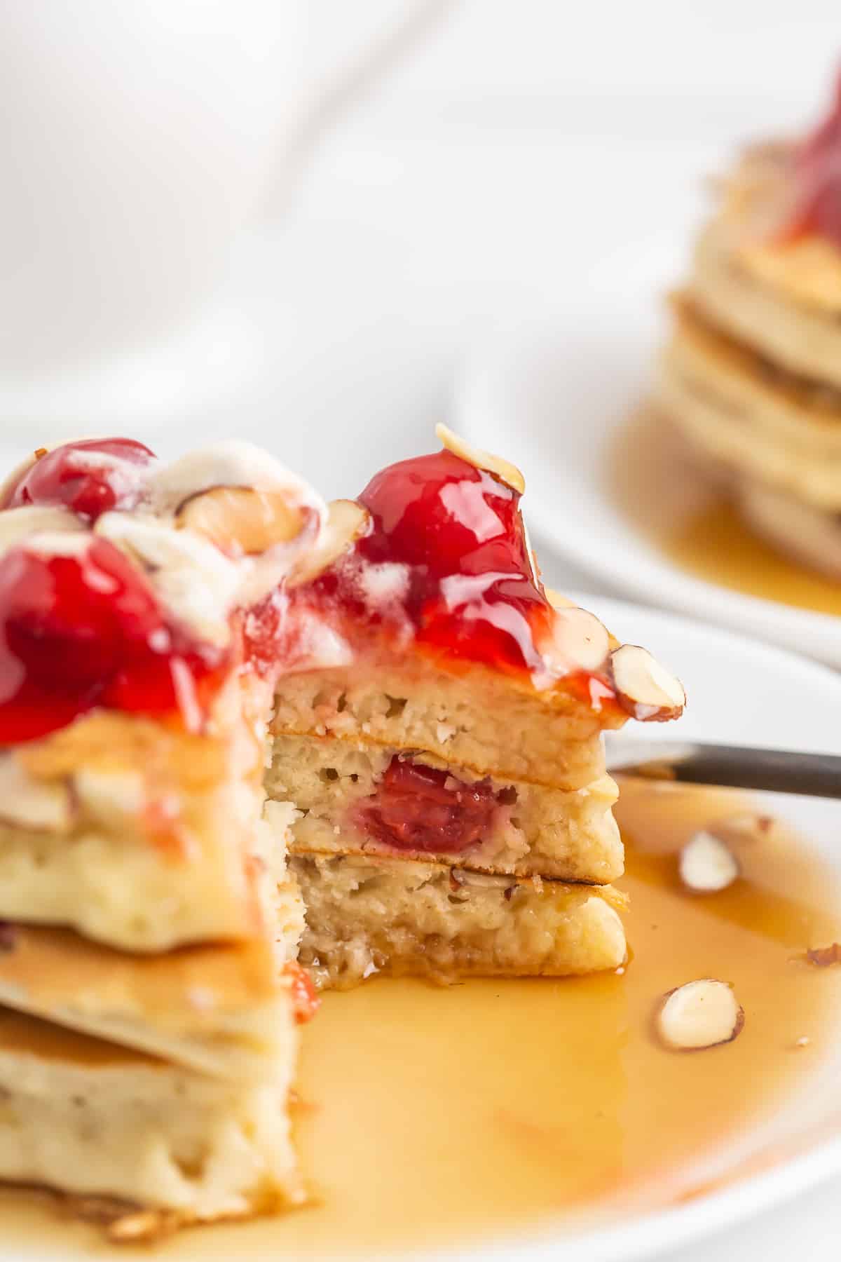 Panqueques con cerezas y almendras, una torre de tres.