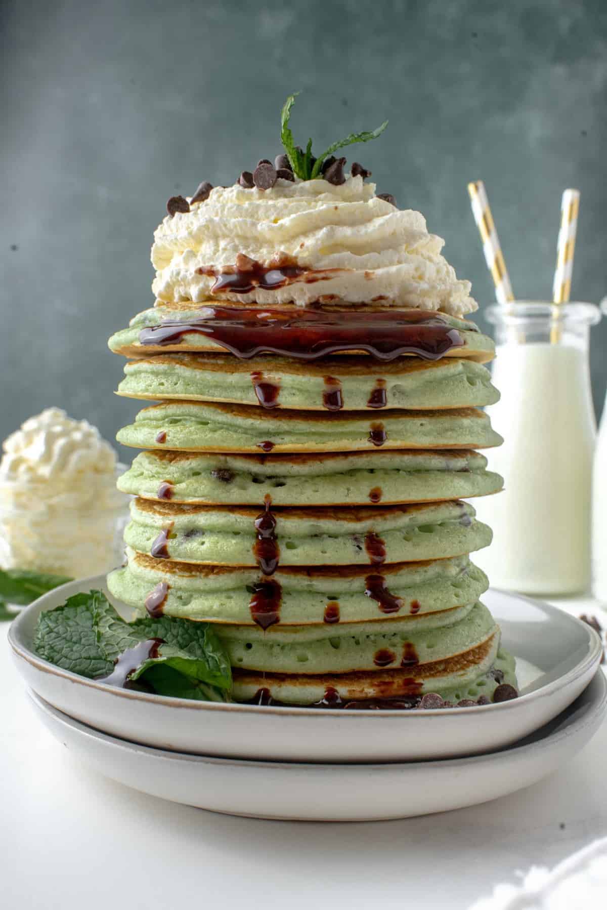 Alta pila de panqueques de chocolate con menta.