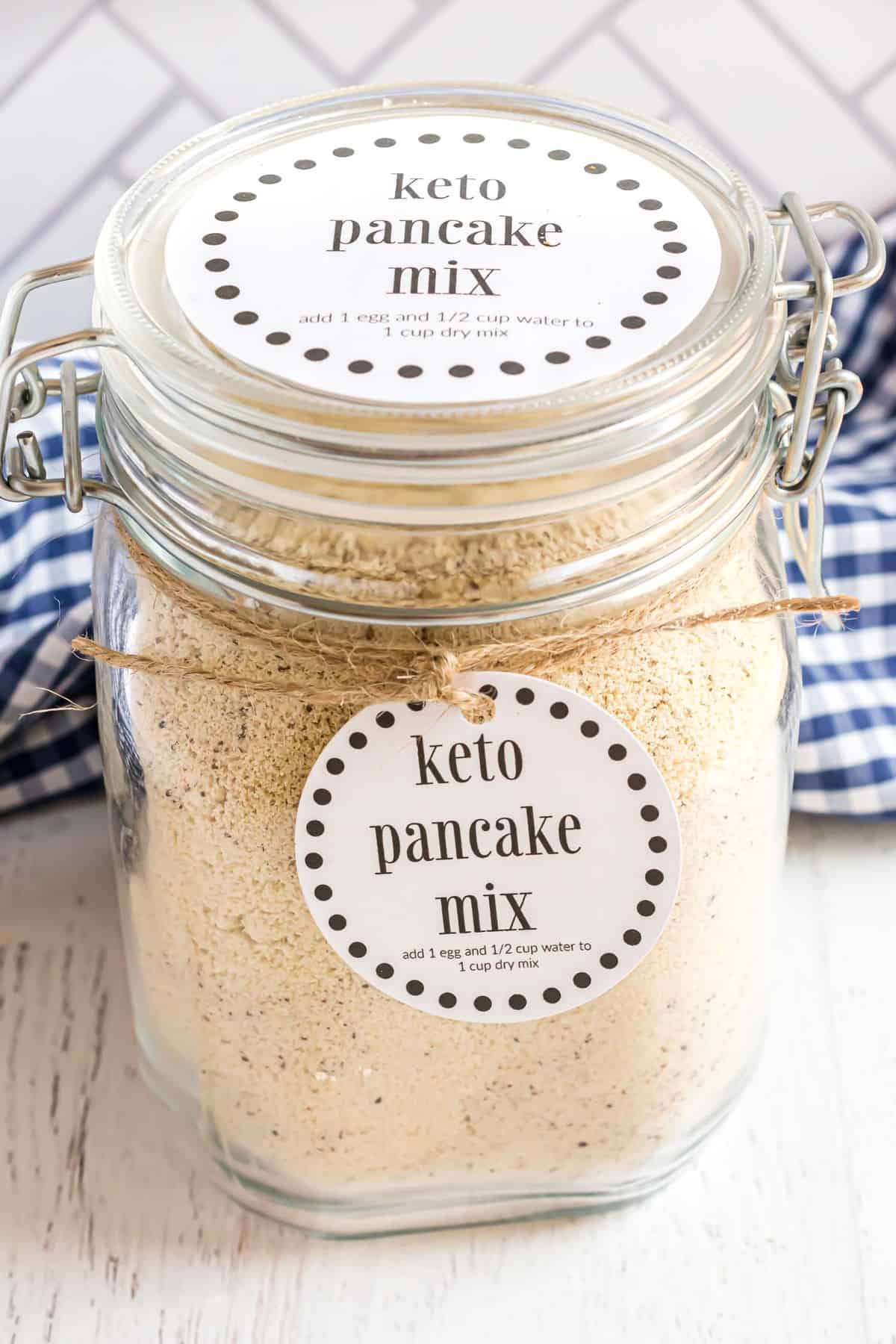 Mezcla para panqueques keto en un frasco.