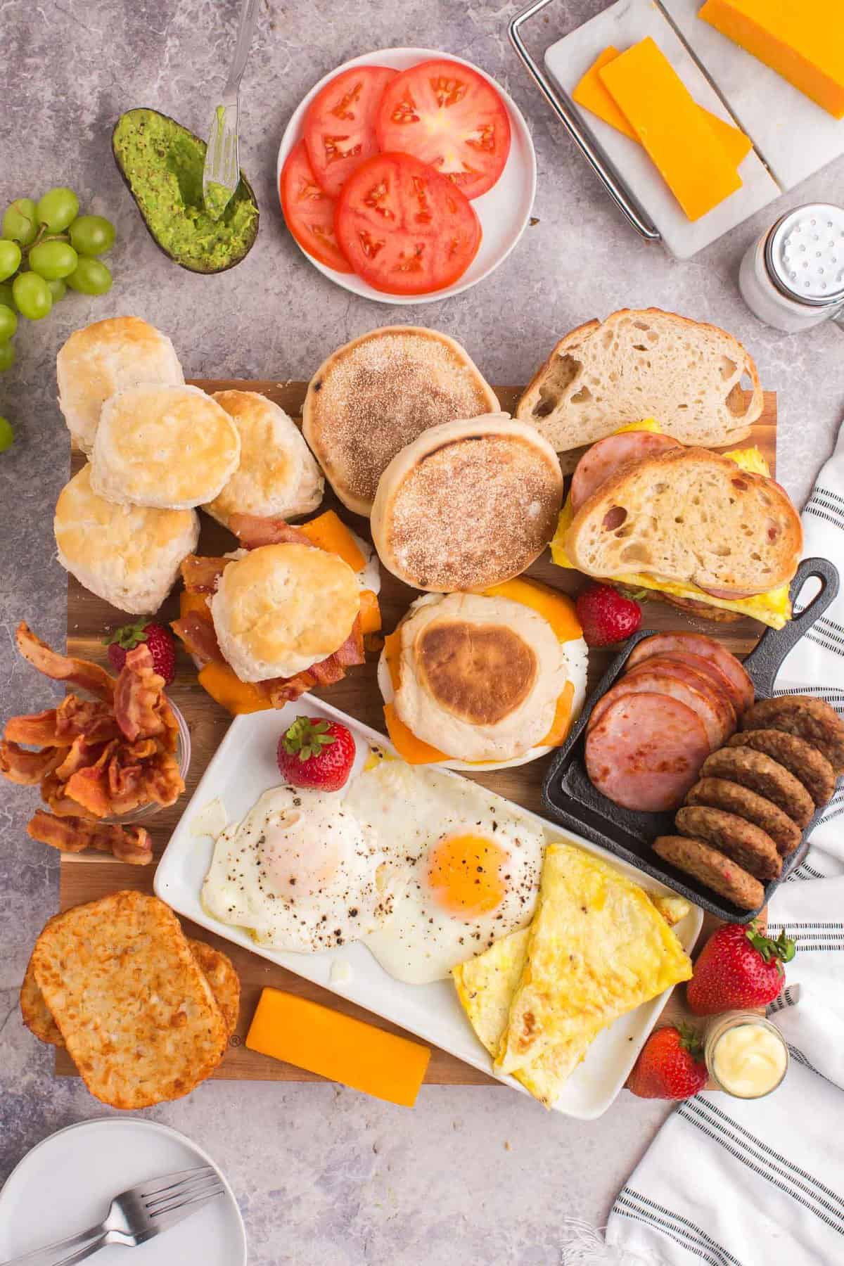 Tabla de sándwiches de huevo con una variedad de opciones de pan y toppings.