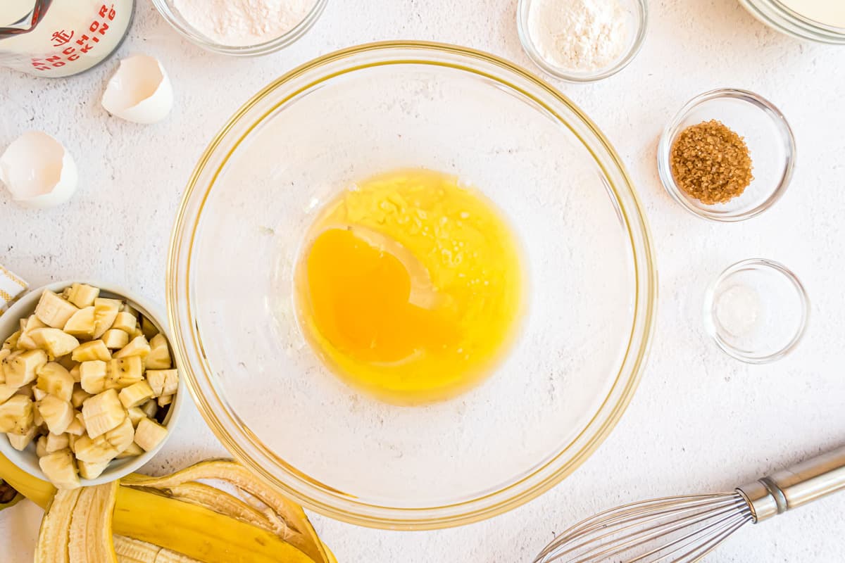 Huevos en un tazón de vidrio claro.