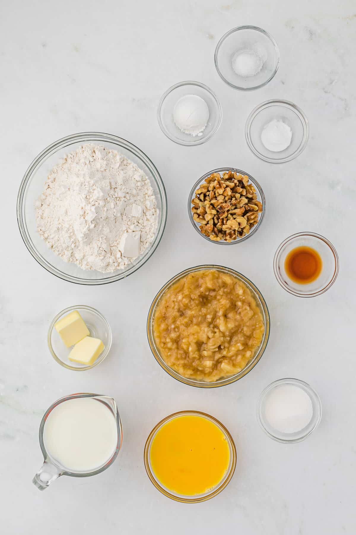 Ingredientes necesarios incluyendo plátanos y nueces.