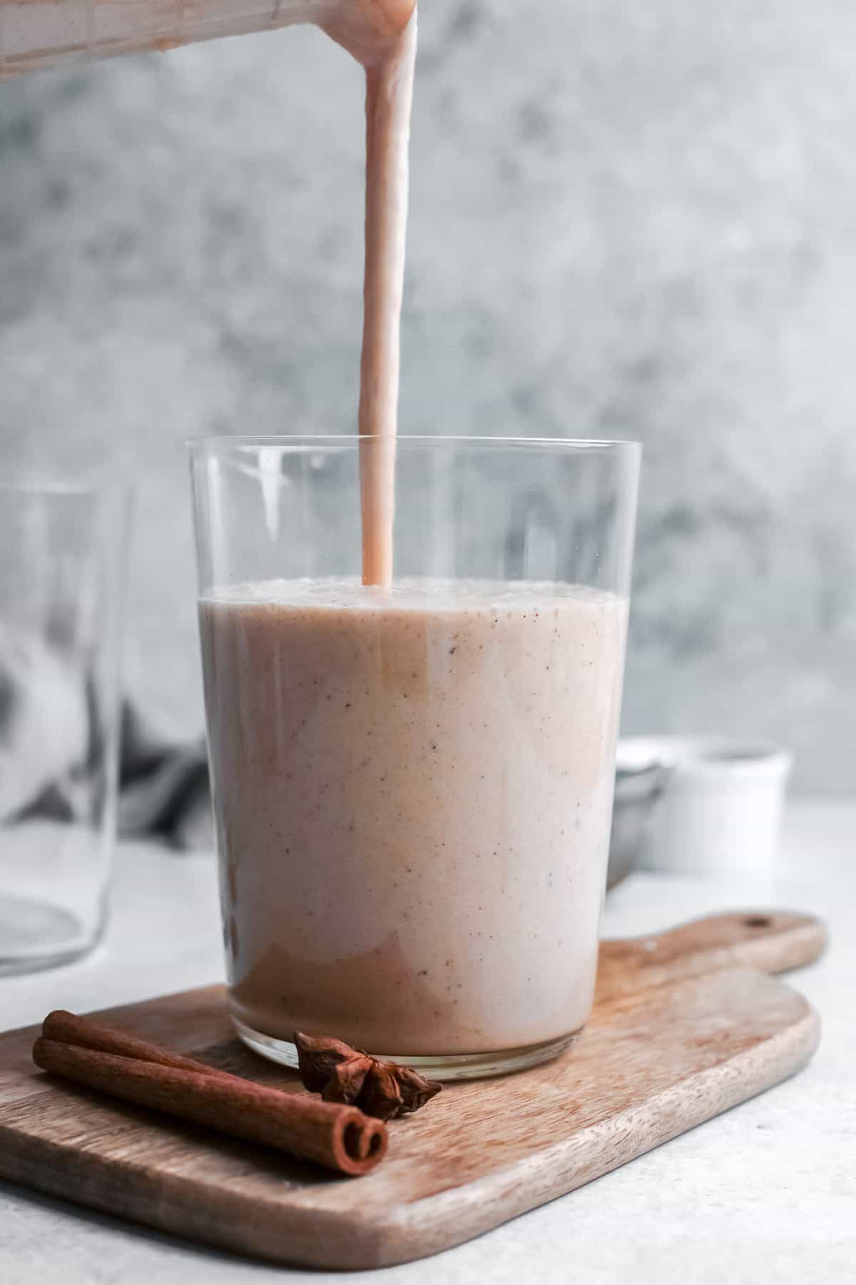 Batido siendo servido en un vaso.