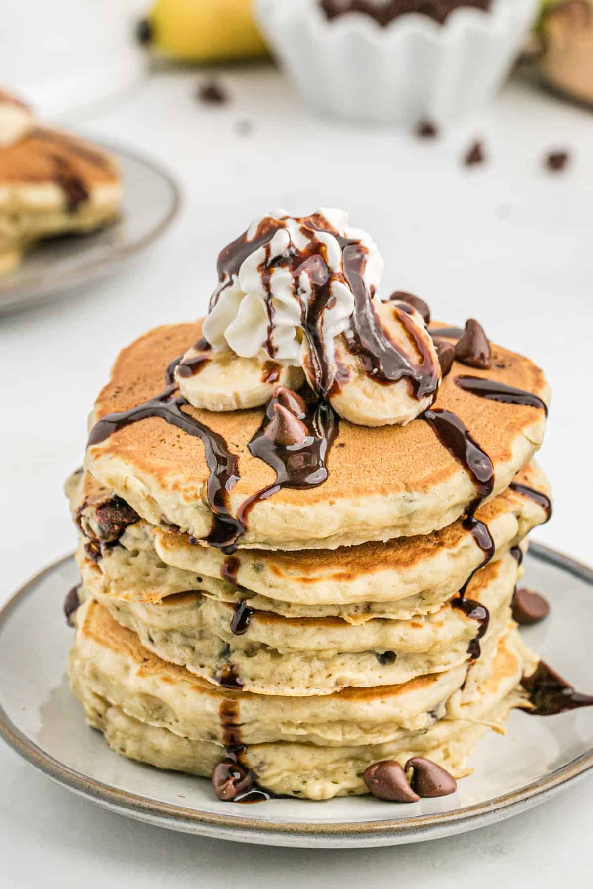 Torre de panqueques de plátano con chispas de chocolate.