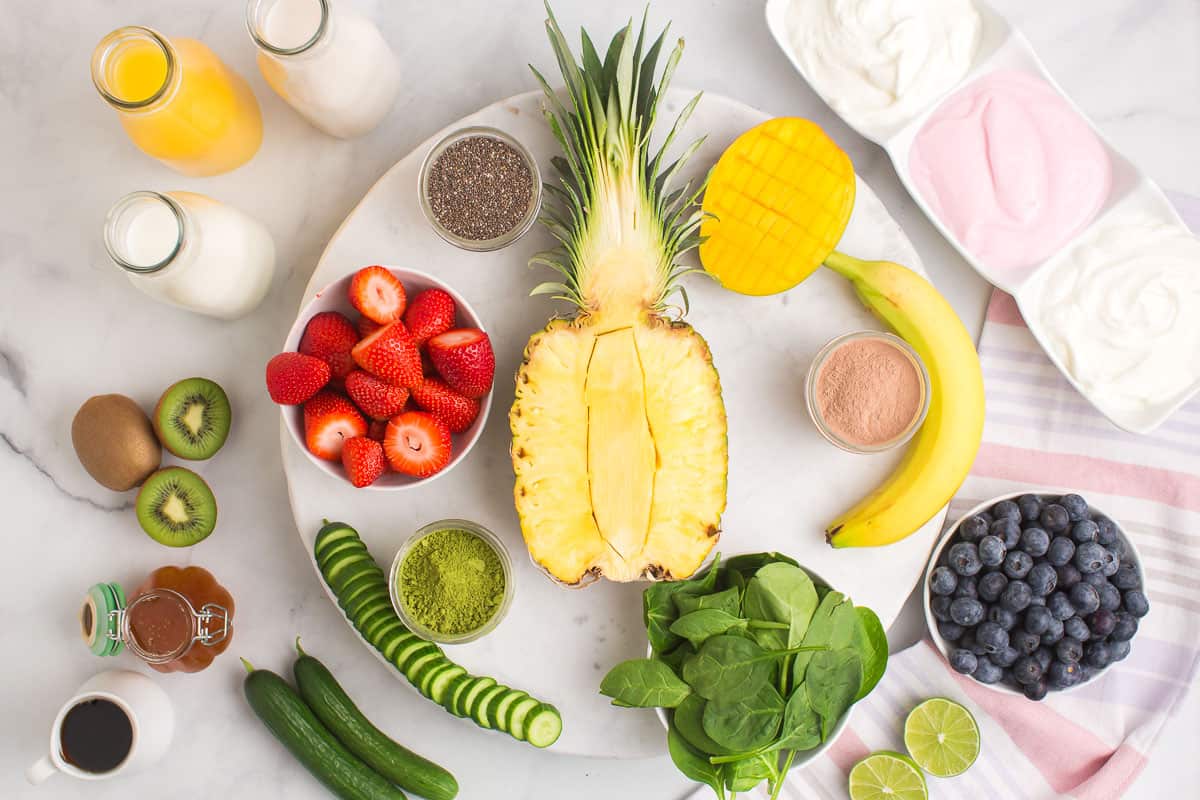 Frutas y verduras colocadas sobre una tabla.