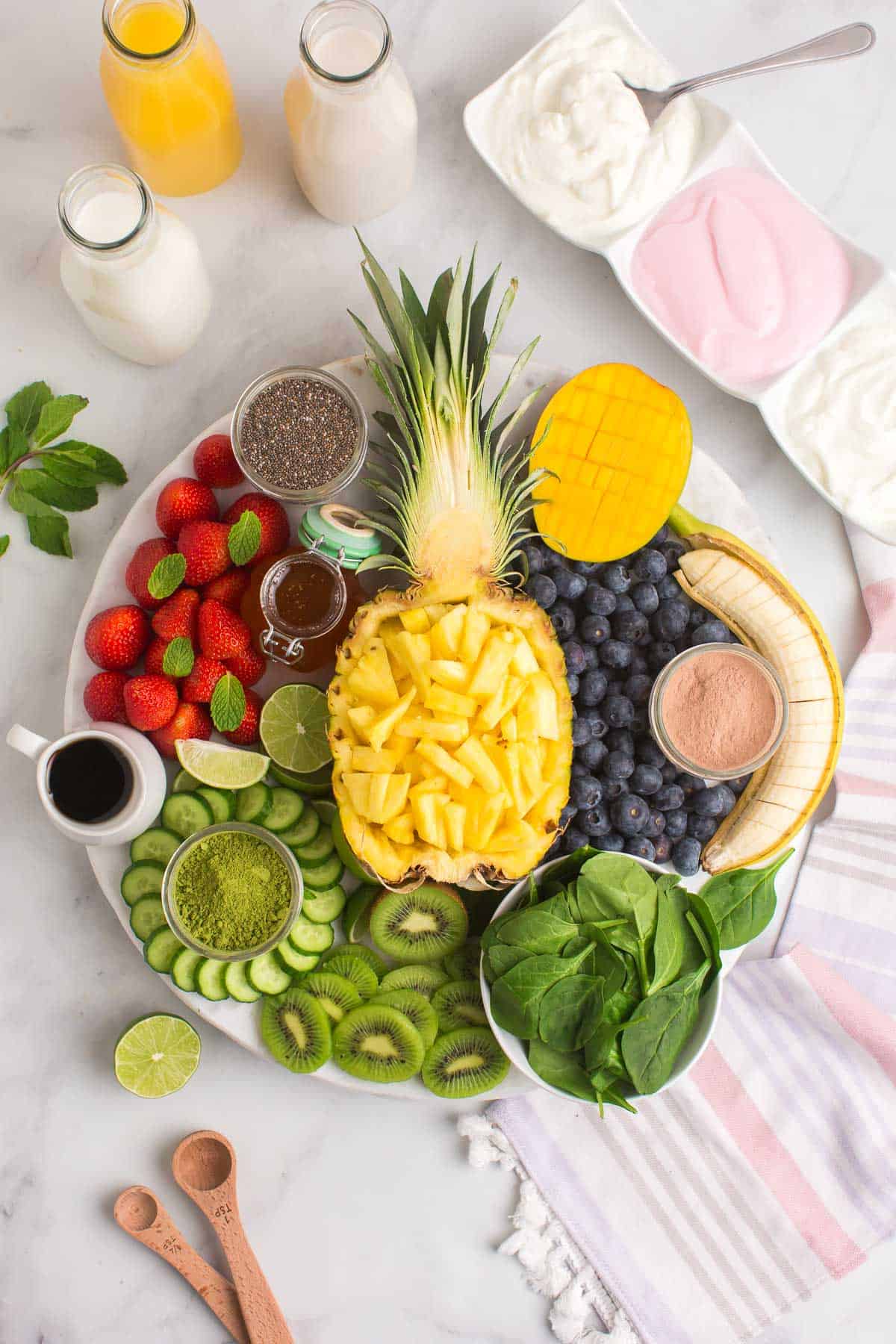 Tabla de batidos completada con una mitad de piña en el medio.