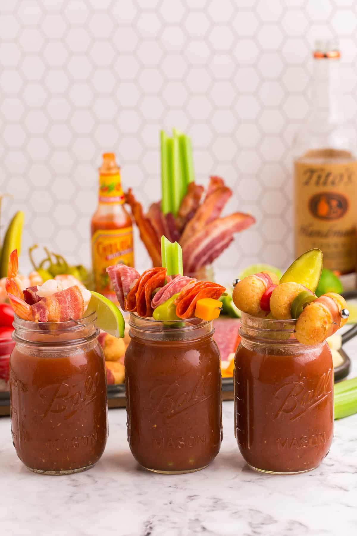 Tres diferentes Bloody Marys con diferentes aderezos.