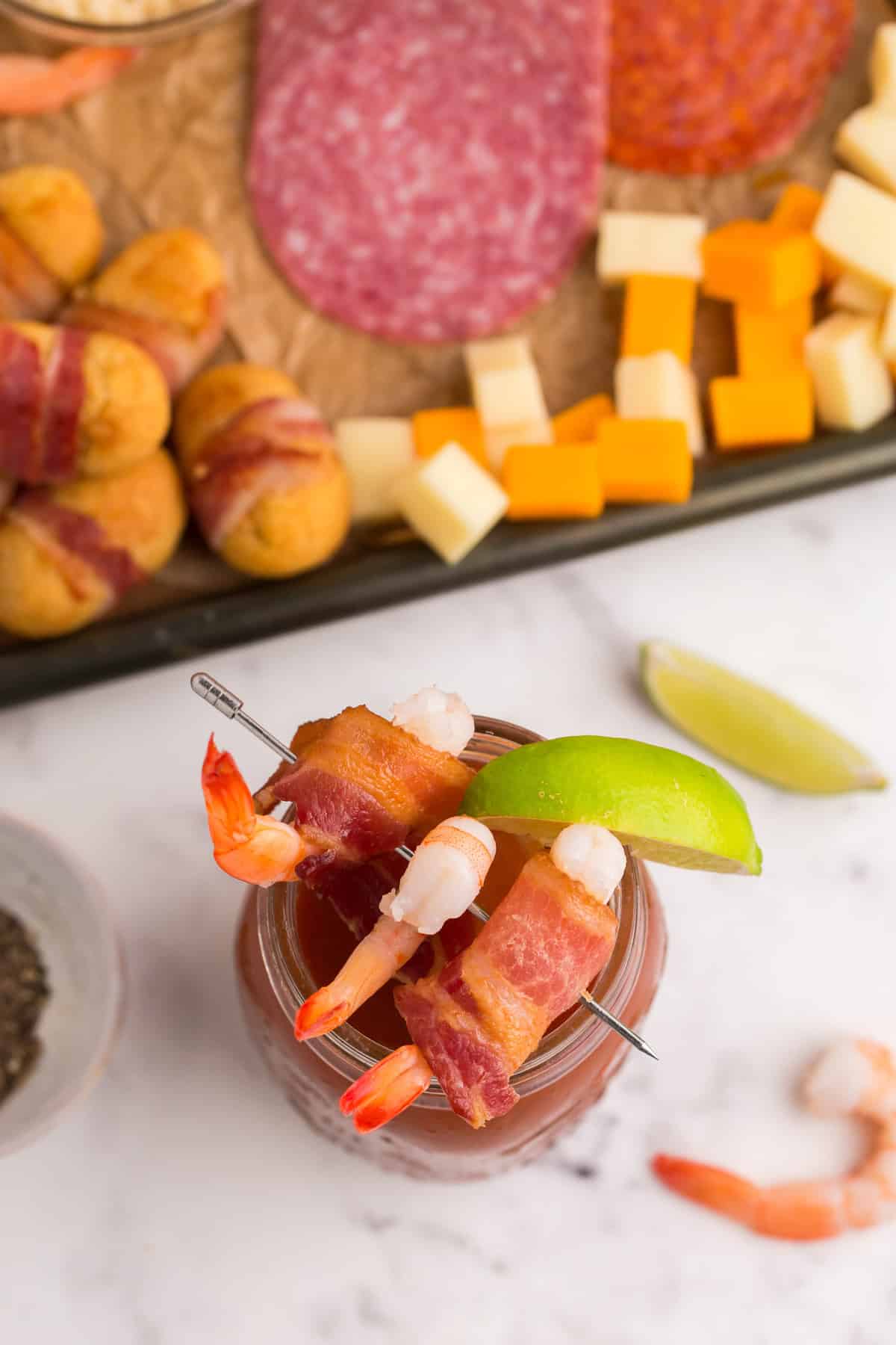 Bloody Mary decorado con camarones y lima.