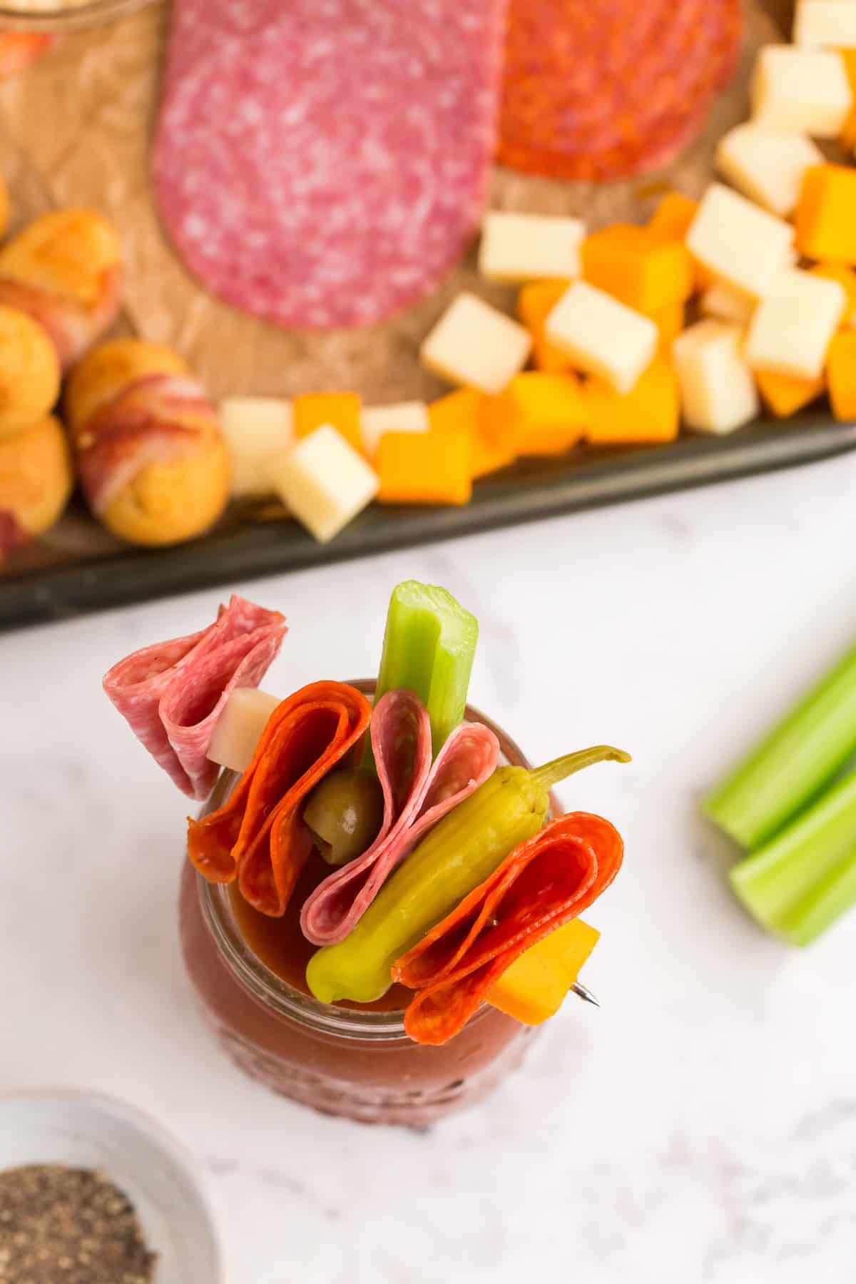 Bloody Mary decorado con embutidos, pepperoncini.
