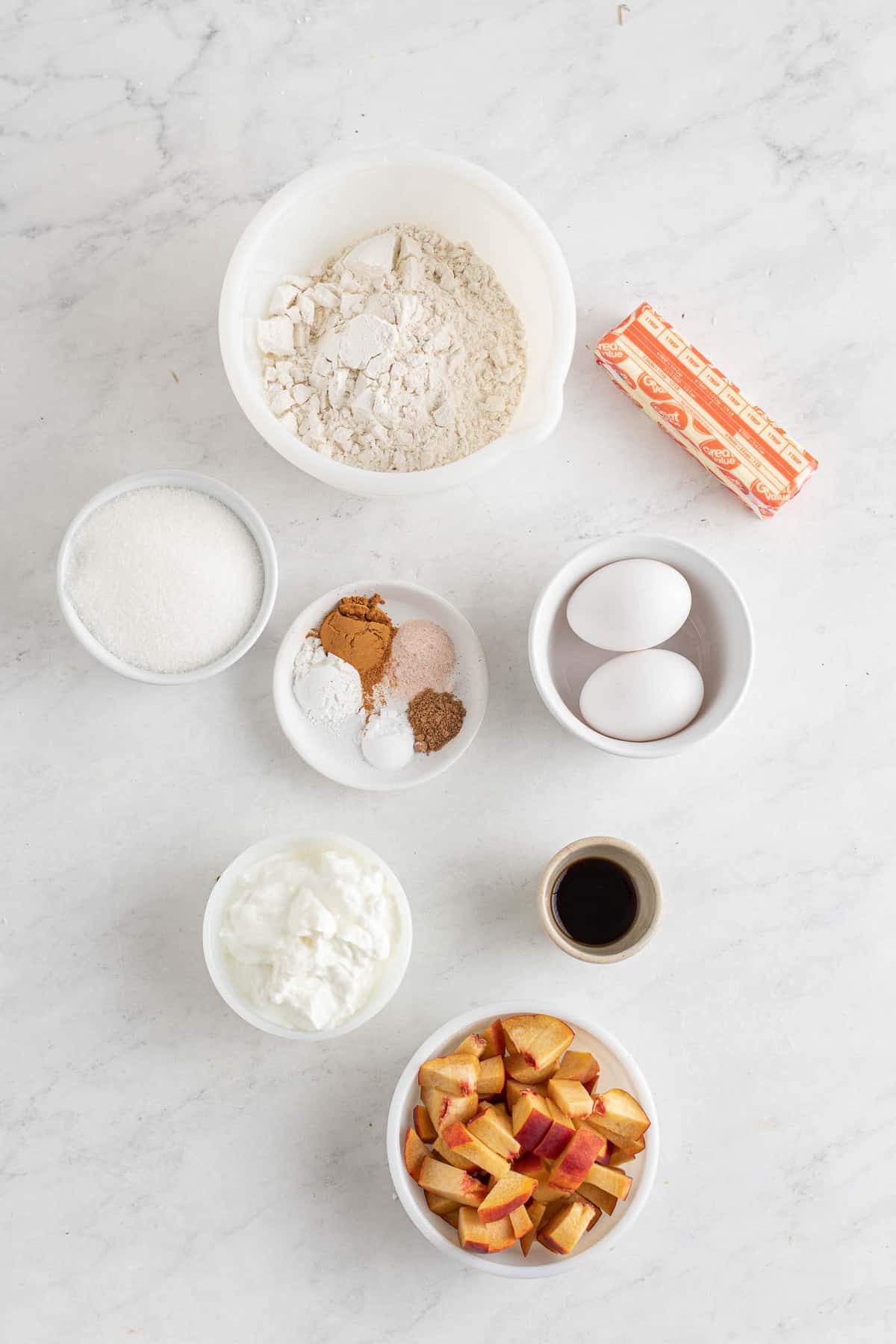 Ingredientes necesarios para la receta, en tazones separados.