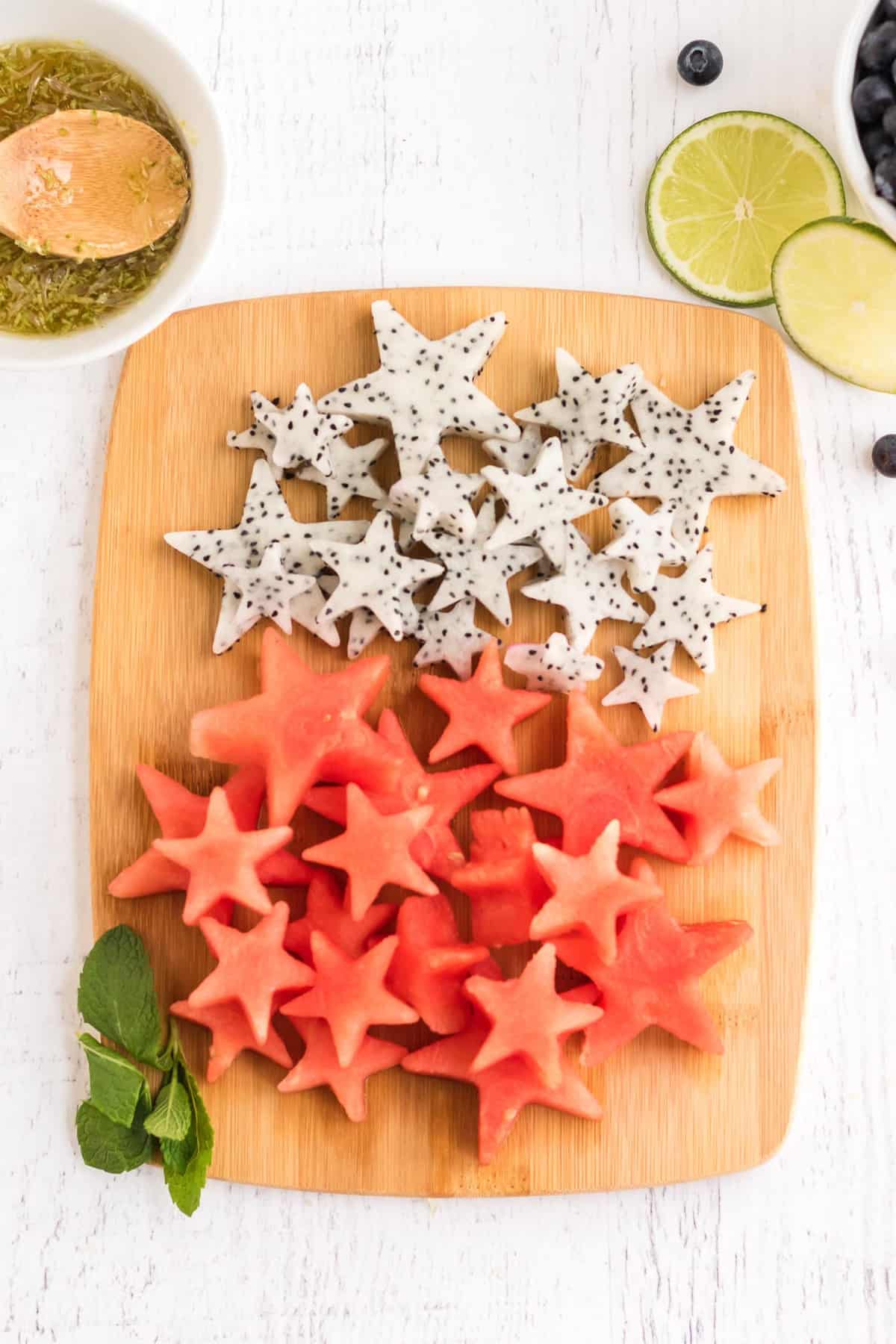 Sandía y pitaya cortadas en formas de estrella.