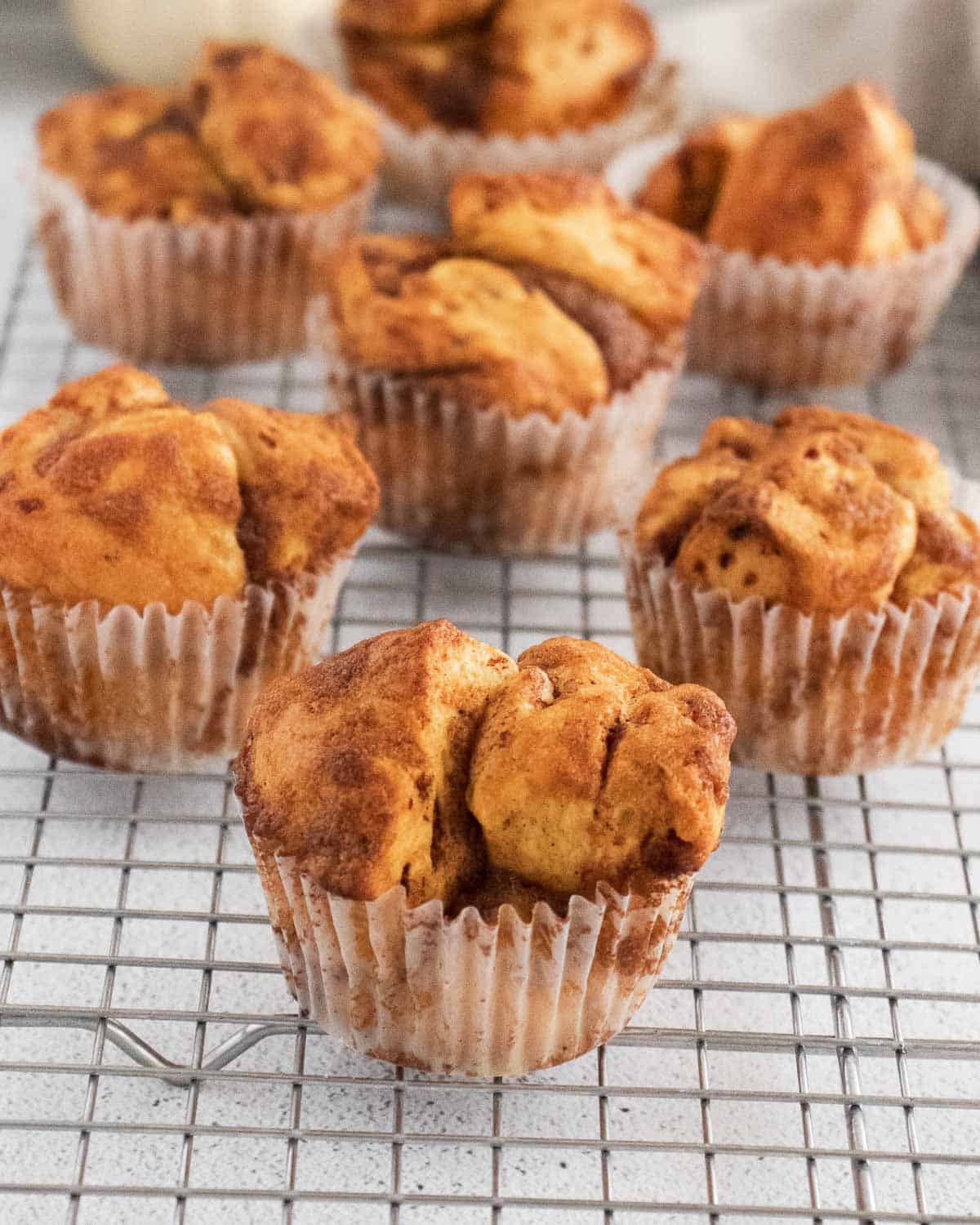 Panqueques hechos de rollos de canela, en una rejilla de enfriamiento.