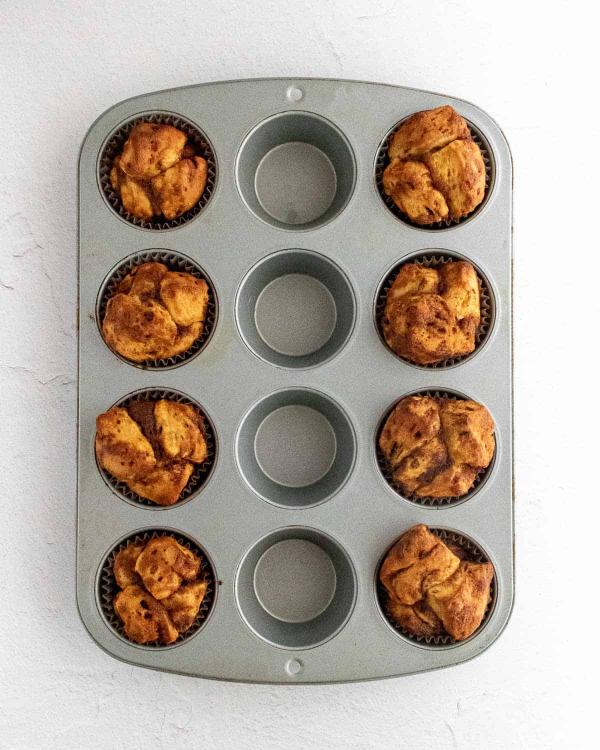 Panqueques de calabaza horneados en un molde para muffins.