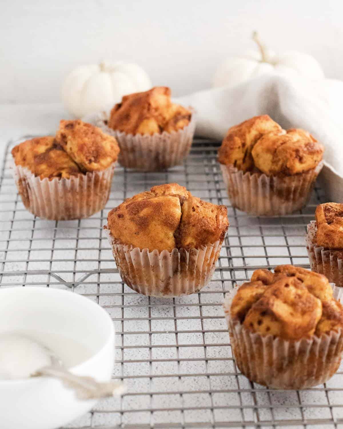 Panqueques de calabaza en una rejilla de enfriamiento.