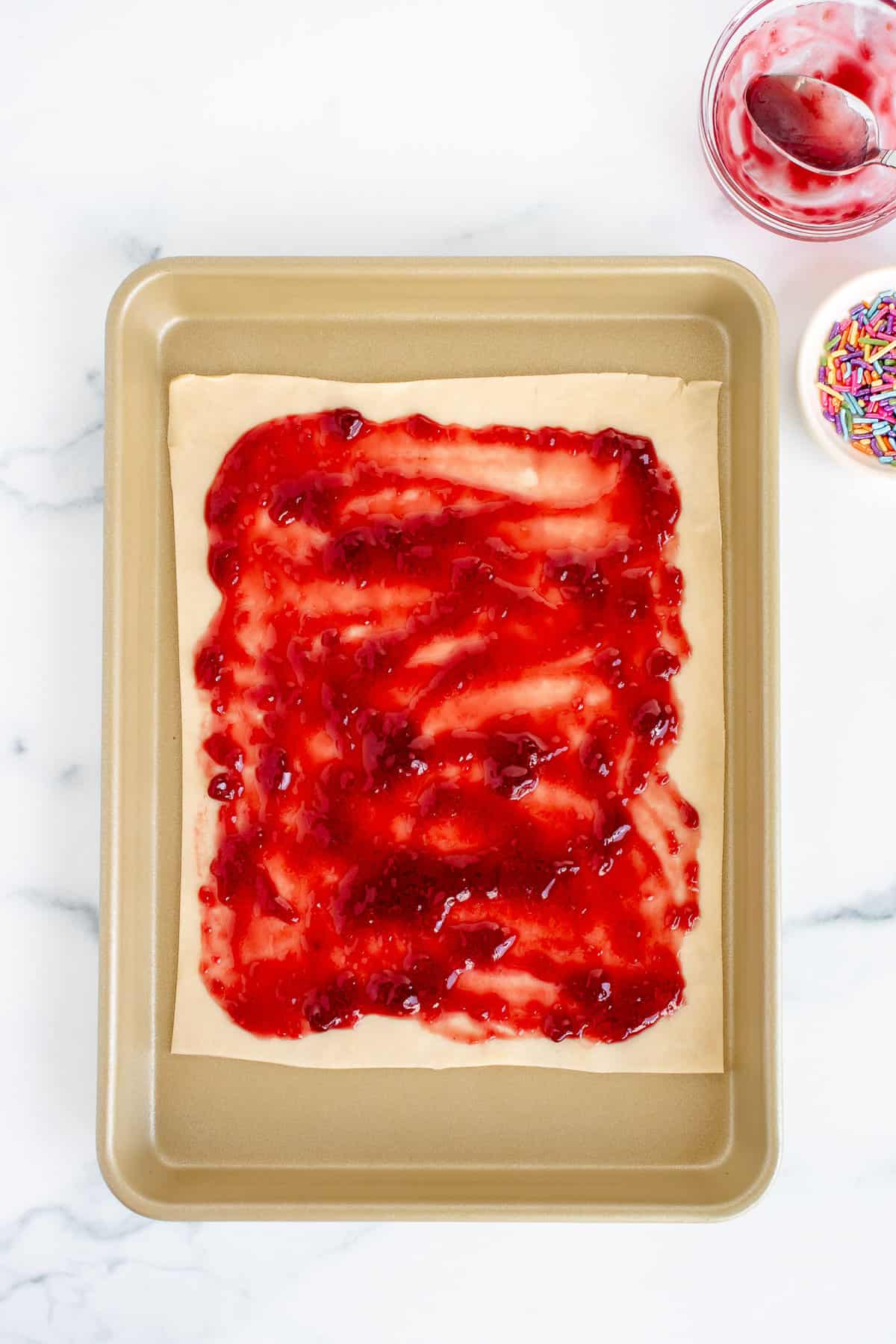 Mermelada añadida a la masa de tarta.