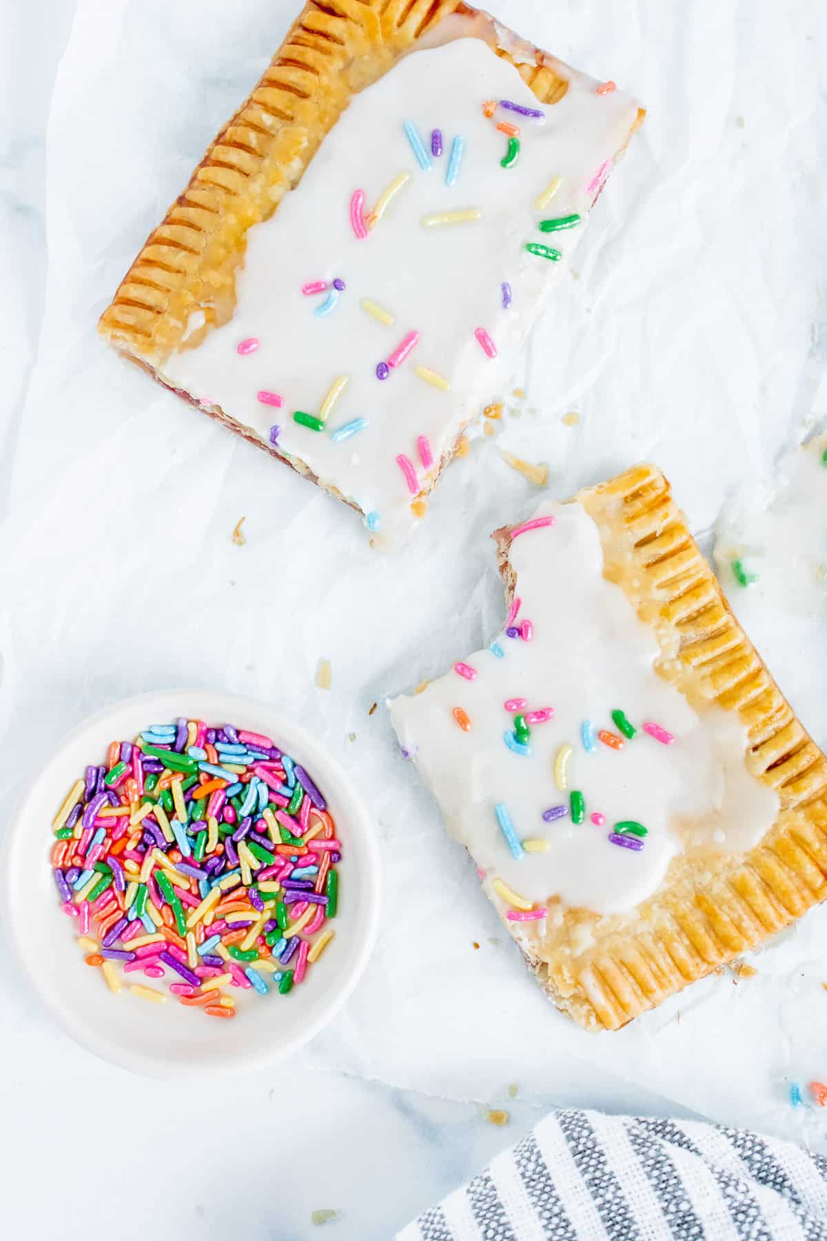 Dos pasteles con chispas.