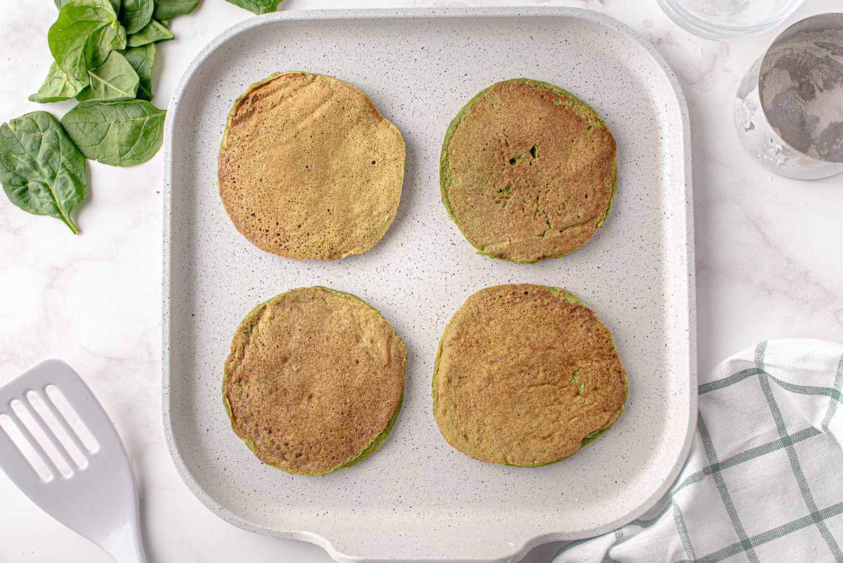 Panqueques en una plancha blanca.