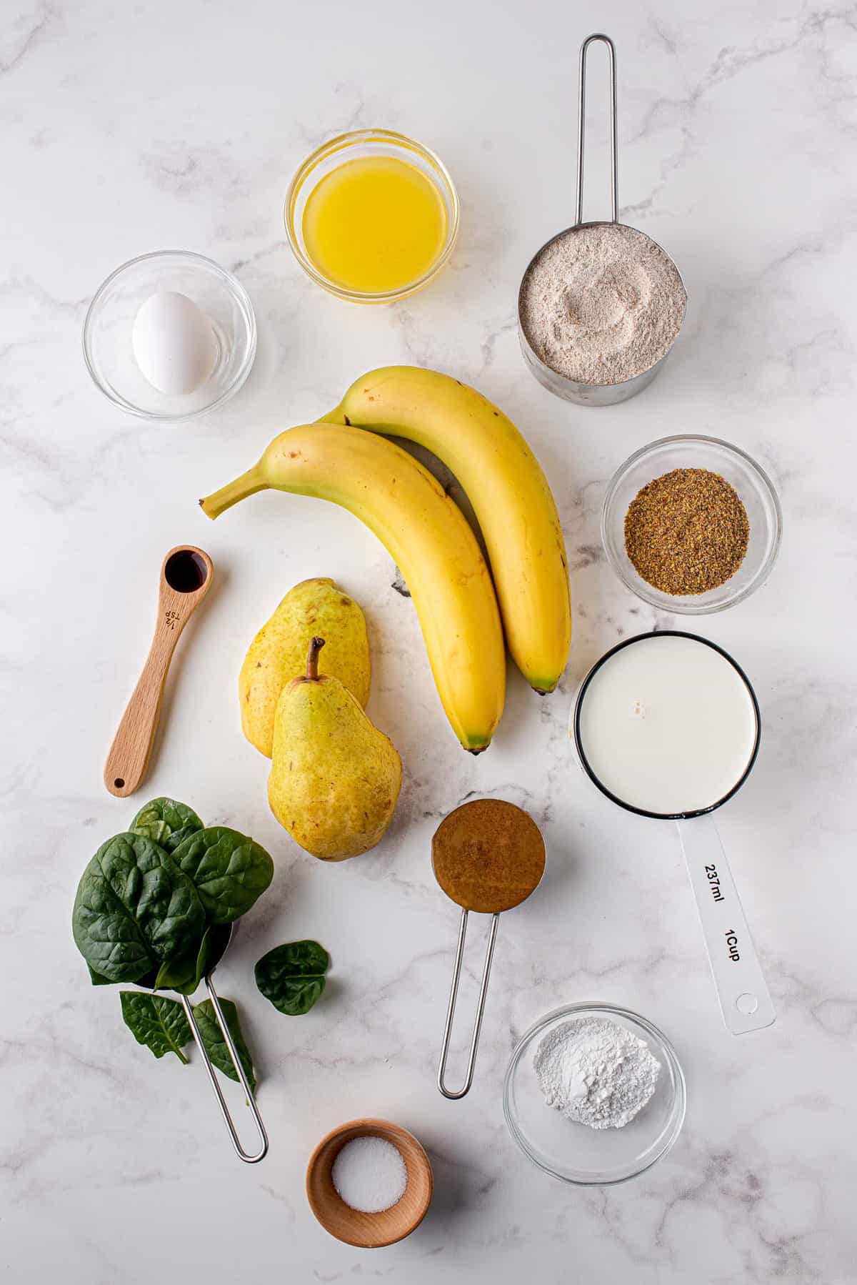 Vista aérea de los ingredientes necesarios para la receta, incluyendo espinacas y plátanos.