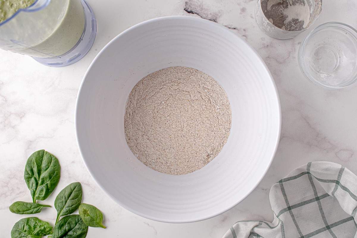 Ingredientes secos en un tazón blanco de mezcla.