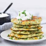 Buñuelos de calabacín con cheddar y cebollín
