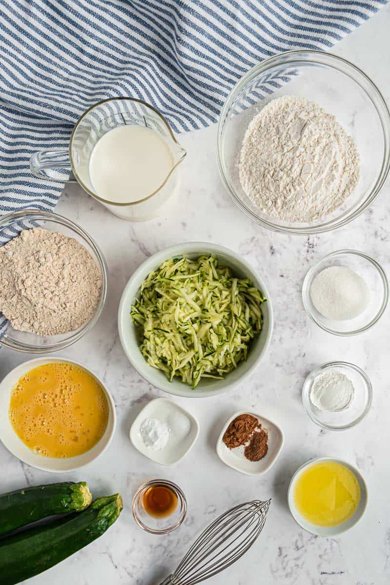 Vista superior de los ingredientes necesarios para los panqueques de pan de calabacín.