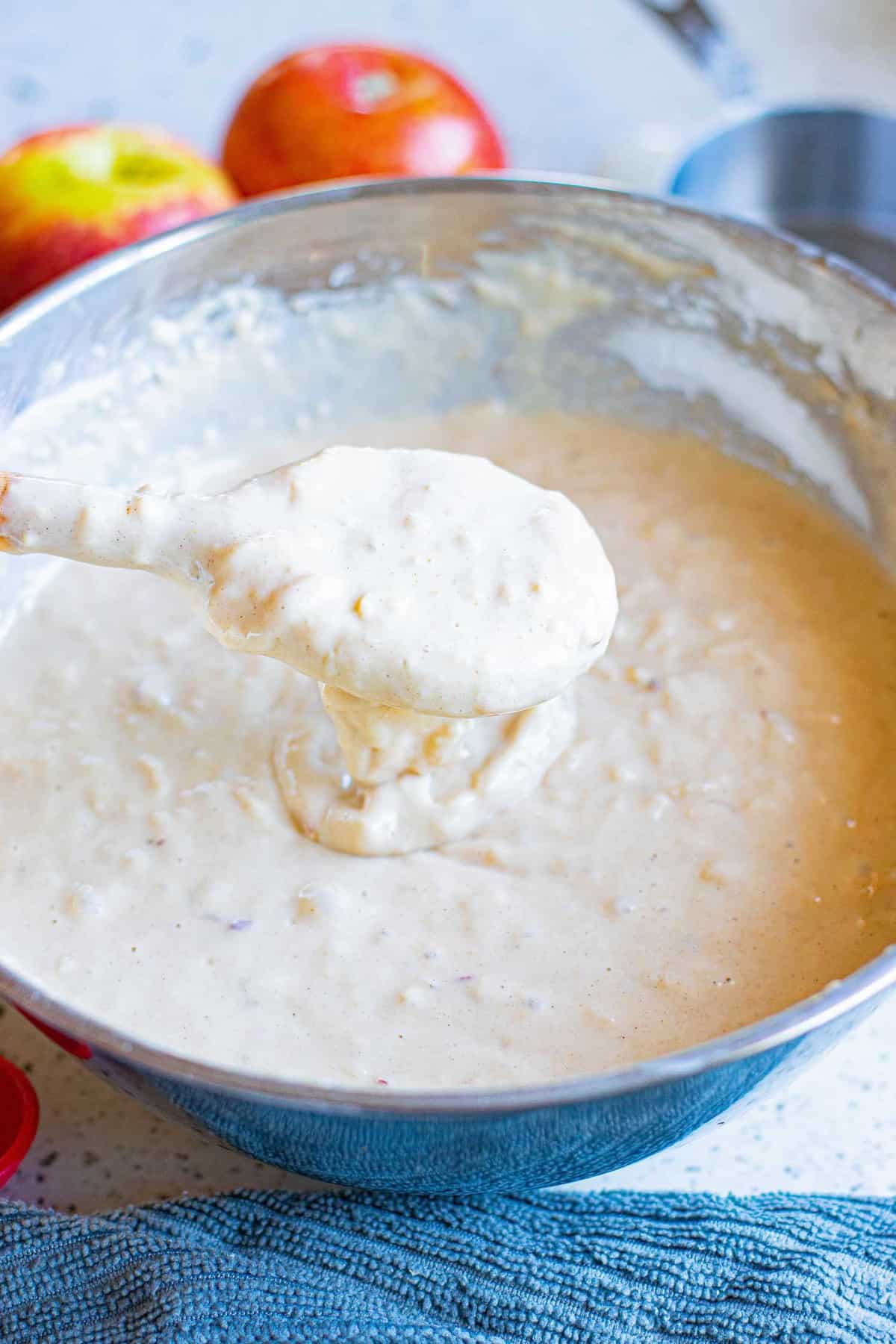 Masa de panqueque en un tazón de mezcla.