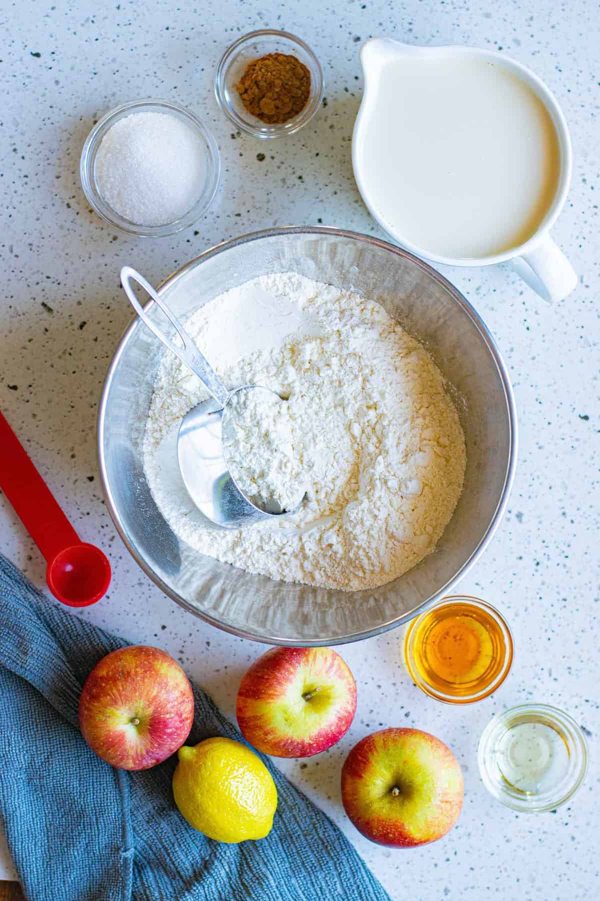 Ingredientes necesarios para los panqueques de manzana veganos.