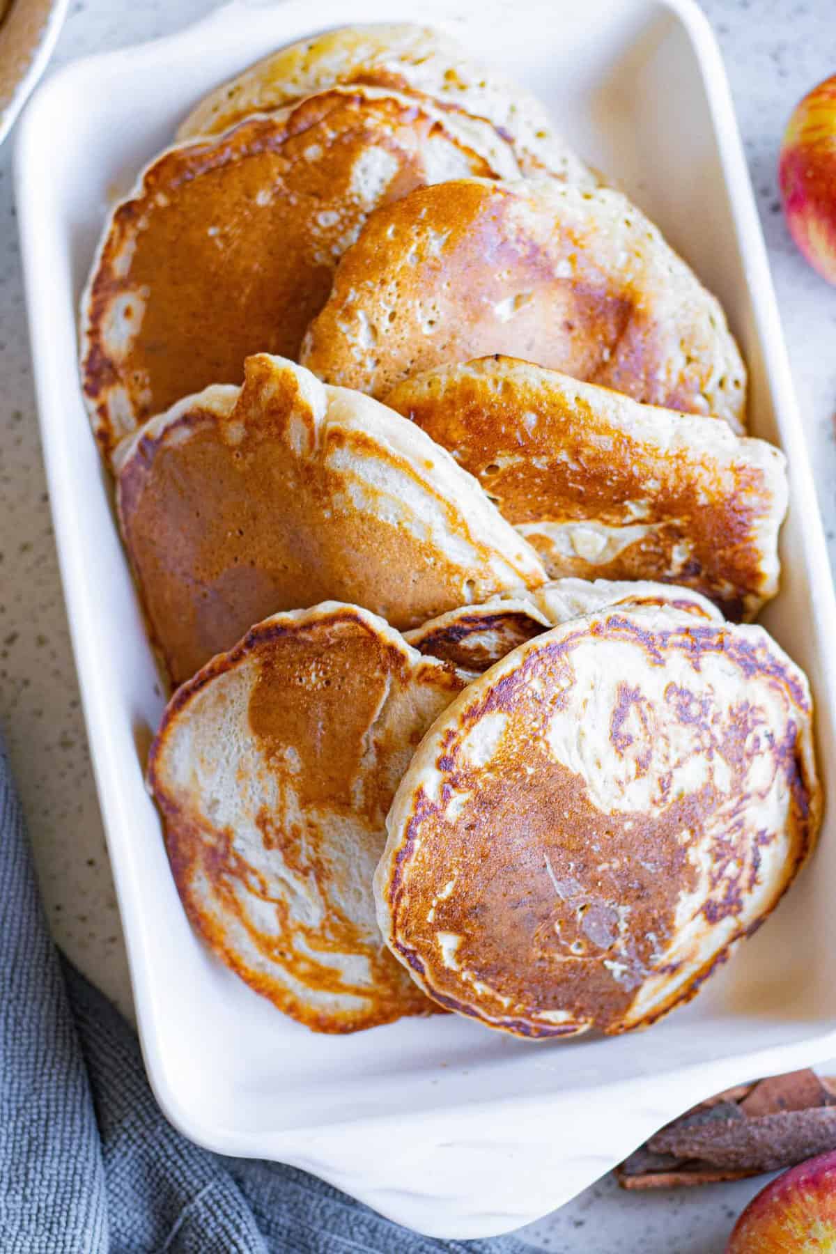 Panqueques de manzana sin toppings en un plato blanco.
